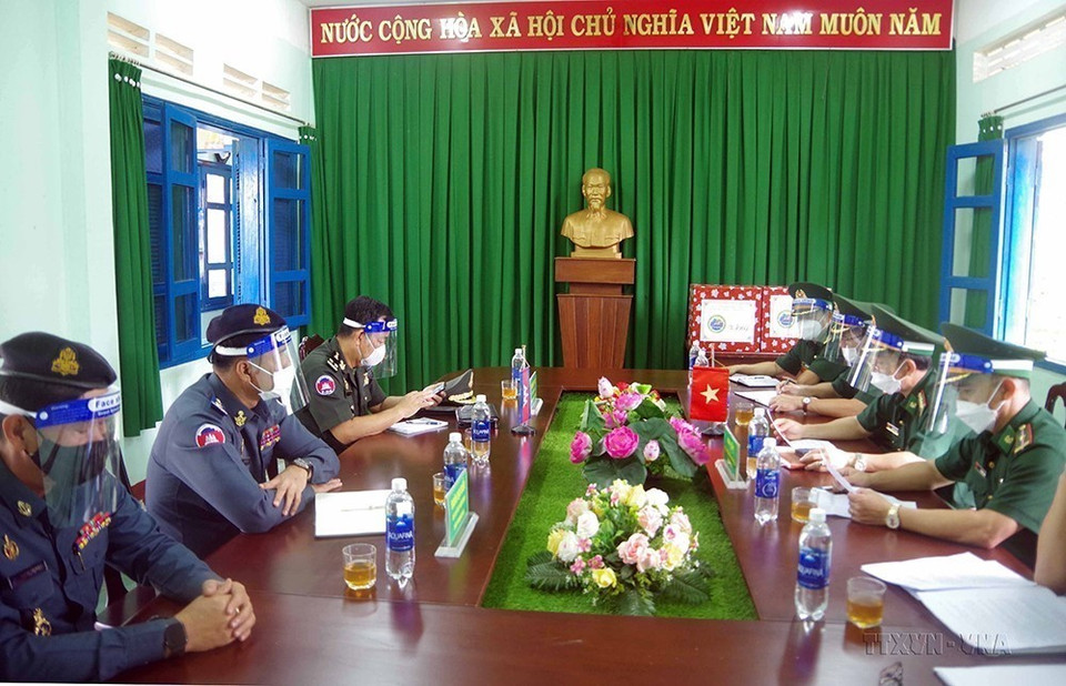 Ngày 22/10/2021, tại Trạm Cửa khẩu Bu Prăng, Bộ Chỉ huy Bộ đội Biên phòng tỉnh Đắk Nông cùng đại diện Tiểu khu Quân sự tỉnh Mondulkiri và Lực lượng Hiến binh tỉnh Mondulkiri (Campuchia) gặp gỡ, trao đổi, đánh giá kết quả phối hợp quản lý, bảo vệ biên giới, cửa khẩu; đấu tranh phòng, chống các loại tội phạm trên biên giới và công tác phòng, chống dịch COVID-19. (Ảnh: TTXVN )
