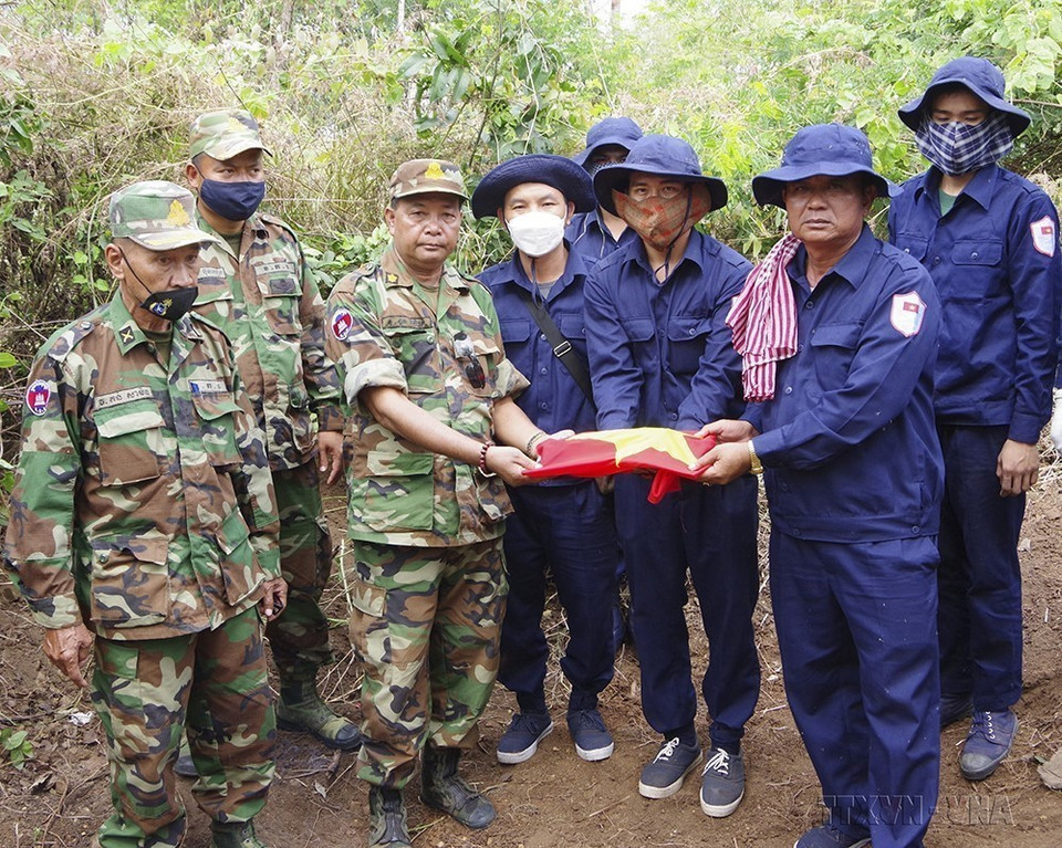 Cán bộ, chiến sĩ Đội K73 (Bộ Chỉ huy quân sự Long An) tìm kiếm, cất bốc được 2 phần mộ liệt sĩ tại khu vực núi Trung Mon (huyện Sala Krau, tỉnh Pailin, Campuchia), ngày 28/2/2022. (Ảnh: TTXVN phát)