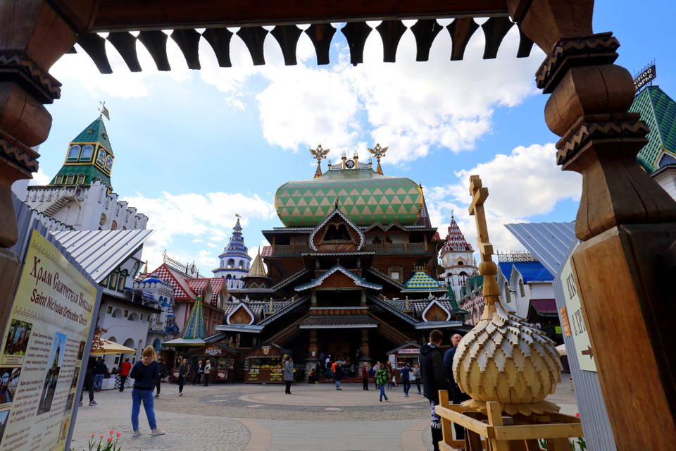 Đi qua cây cầu trắng đến cổng với hai tòa tháp bên trên, bạn sẽ thấy mình như được bao quanh bởi bầu không khí của nền văn hóa Slave bao trùm xung quanh.(Ảnh: Trần Hiếu/TTXVN)