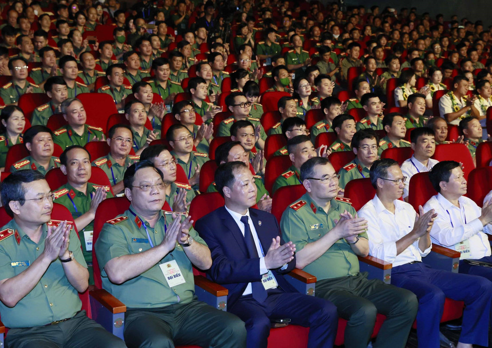 Chủ tịch nước Nguyễn Xuân Phúc dự Chương trình giao lưu nghệ thuật Sống trong lòng dân tôn vinh Trưởng Công an xã tiêu biểu. (Ảnh:Thống Nhất/TTXVN)