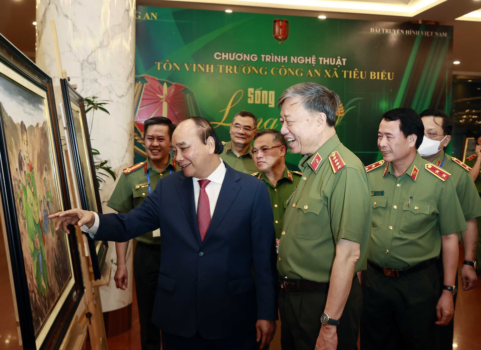 Chủ tịch nước Nguyễn Xuân Phúc dự Chương trình giao lưu nghệ thuật 'Sống trong lòng dân' tôn vinh Trưởng Công an xã tiêu biểu. (Ảnh:Thống Nhất/TTXVN)