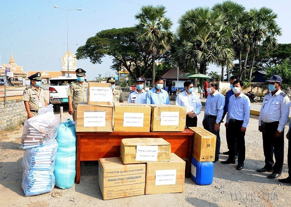 Tỉnh Long An trao tặng đồ phòng hộ chống dịch COVID-19 cho các bạn Campuchia (19/3/2021). (Ảnh: Đức Hạnh/TTXVN)
