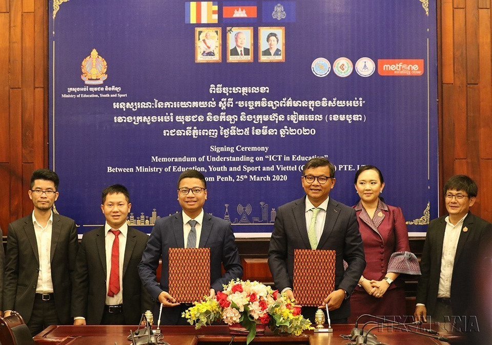 Công ty Viettel Cambodia (Metfone) thuộc Tập đoàn Viettel hỗ trợ Chính phủ Campuchia trong nhiều hoạt động thiết thực phòng, chống dịch COVID-19 (25/3/2020). (Ảnh: Trần Ngọc Long/TTXVN)