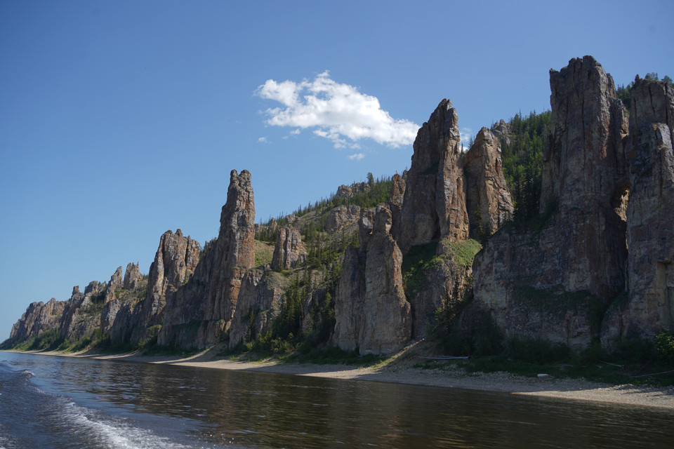 Những cột đá uy nghiêm bên dòng sông Lena hùng vĩ. (Ảnh: Duy Trinh/TTXVN)