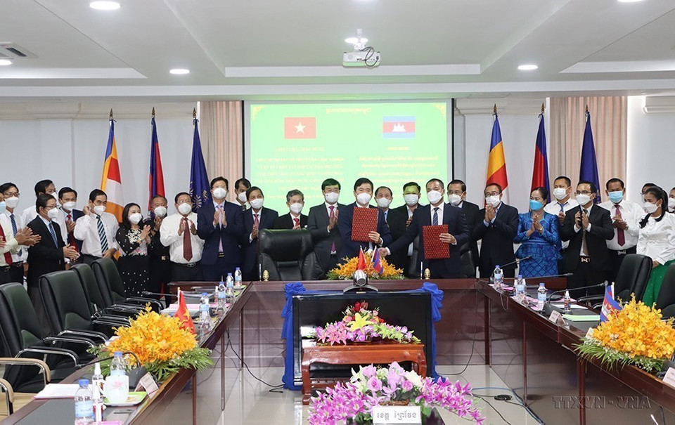 UBND tỉnh Đồng Tháp và Tỉnh Prey Veng ký kết Biên bản thỏa thuận hợp tác năm 2022 , chiều 7/4/2022. (Ảnh: Nhựt An/TTXVN)