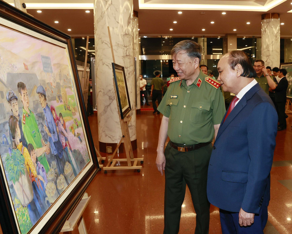 Chủ tịch nước Nguyễn Xuân Phúc dự Chương trình giao lưu nghệ thuật 'Sống trong lòng dân' tôn vinh Trưởng Công an xã tiêu biểu. (Ảnh:Thống Nhất/TTXVN)