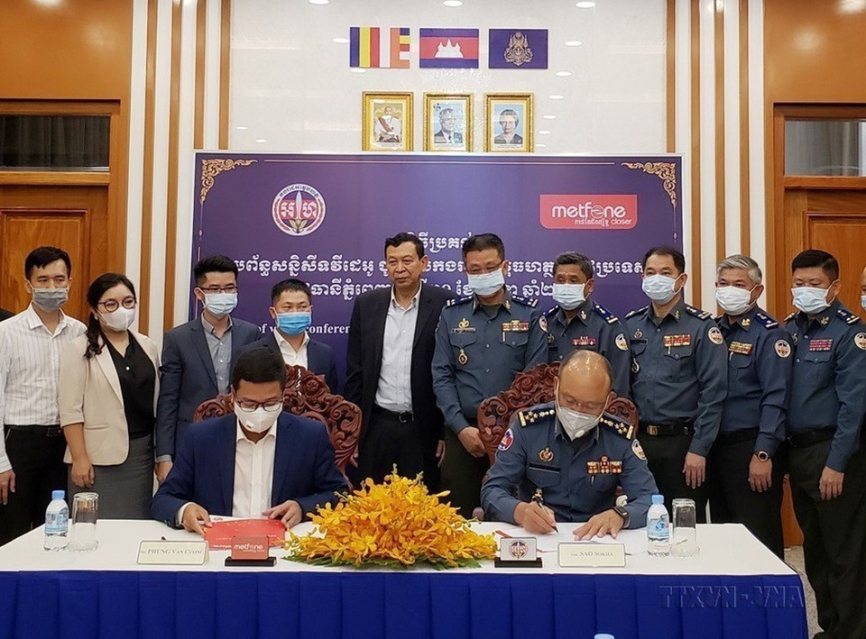 Chiều 30/6/2020, Công ty Viettel Cambodia (Metfone) thuộc Tập đoàn Viettel) bàn giao hệ thống hội thảo trực tuyến cho lực lượng Hiến binh Campuchia (RGC) tại trụ sở RGC ở thủ đô Phnom Penh. (Ảnh: TTXVN)