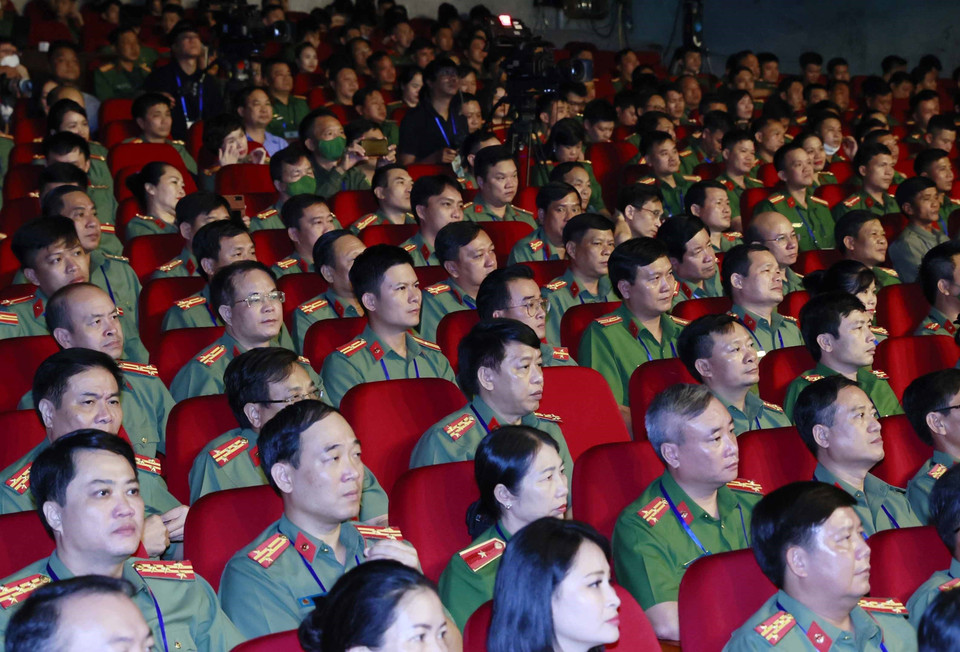 Chủ tịch nước Nguyễn Xuân Phúc dự Chương trình giao lưu nghệ thuật Sống trong lòng dân tôn vinh Trưởng Công an xã tiêu biểu. (Ảnh:Thống Nhất/TTXVN)