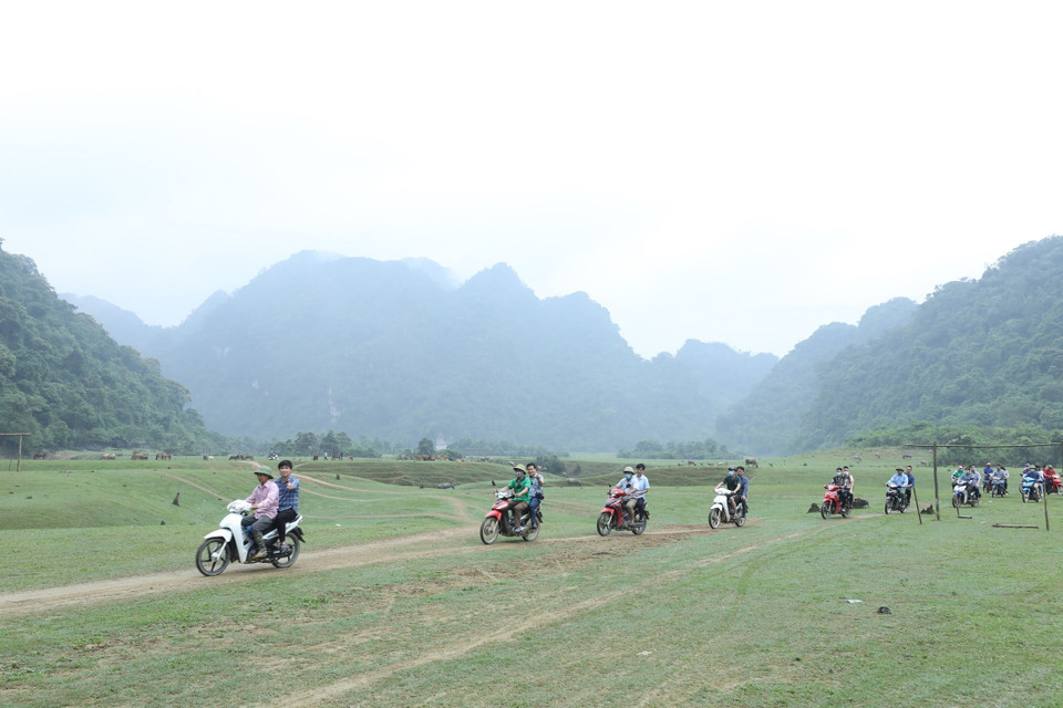 Đoàn du khách tham quan Thảo nguyên Đồng Lâm. (Ảnh: Anh Tuấn/TTXVN)