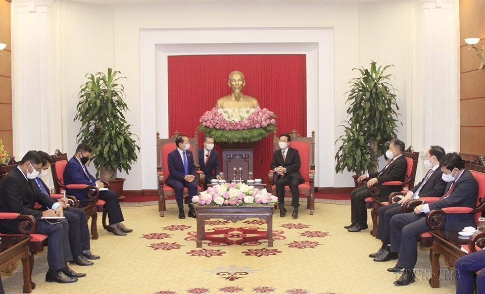 Đồng chí Võ Văn Thưởng, Ủy viên Bộ Chính trị, Thường trực Ban Bí thư tiếp Đại sứ Campuchia tại Việt Nam Chay Navuth (Hà Nội, 23/6/2021). (Ảnh: Phương Hoa/TTXVN)