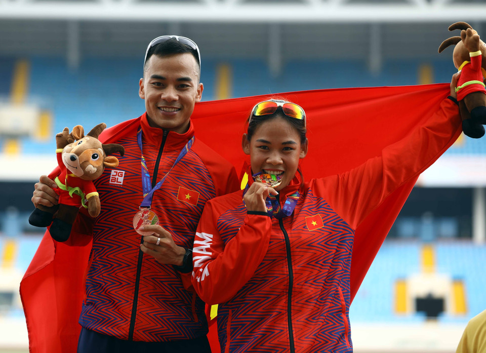 Niềm vui của hai chị em VĐV Nguyễn Thị Thanh Phúc (HCV đi bộ 20km nữ) và em trai Nguyễn Thành Ngưng (HCĐ nội dung đi bộ 20km nam).(Ảnh: Huy Hùng/TTXVN)