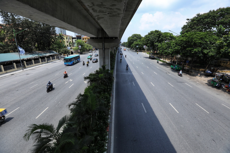 Nhiệt độ cao khiến nhiều tuyến đường trở nên vắng vẻ. (Ảnh: Tuấn Anh/TTXVN)