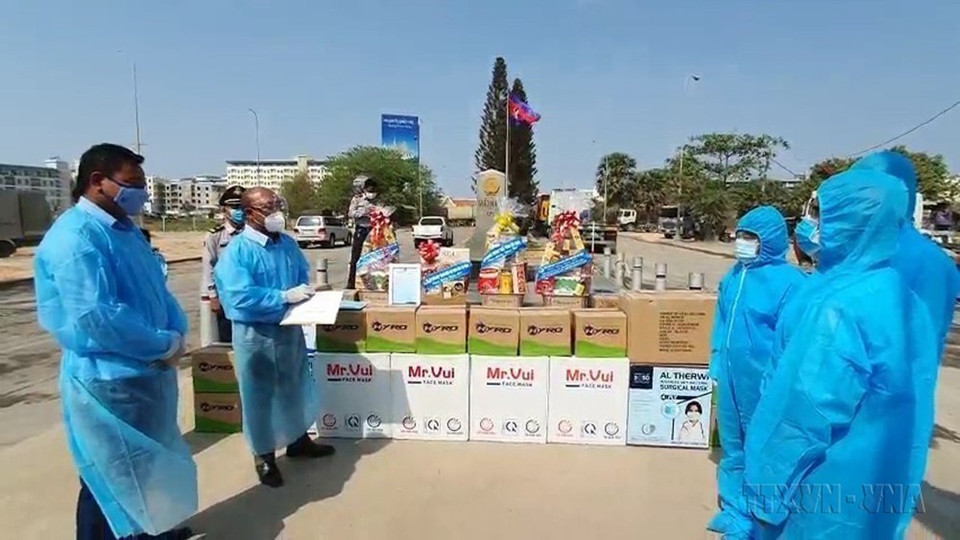 Hội Liên hiệp thanh niên Việt Nam tỉnh Tây Ninh tổ chức tặng vật tư y tế phòng, chống dịch COVID-19 cho Hội LHTN tỉnh Svay Rieng (Campuchia), ngày 31/3/2021. (Ảnh: Lê Đức Hoảnh /TTXVN)