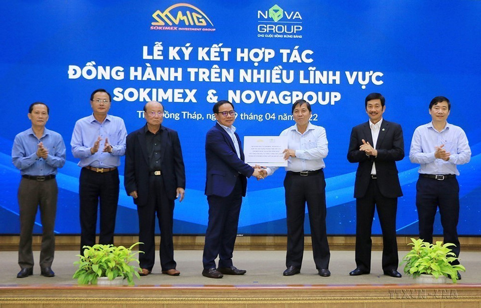 Tập đoàn Sokimex trao số tiền 500.000 USD đóng góp xây dựng Trung tâm cấp cứu Sokimex Nova tại huyện biên giới Hồng Ngự, tỉnh Đồng Tháp tại Lễ ký kết hợp tác giữa Tập đoàn Novagroup (Việt Nam) và Tập đoàn Sokimex (Campuchia), ngày 9/4/2022. (Ảnh: Nhựt An/TTXVN)