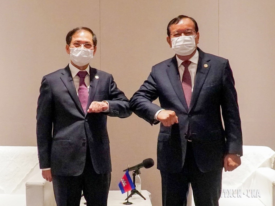 Bộ trưởng Ngoại giao Bùi Thanh Sơn gặp song phương Phó Thủ tướng, Bộ trưởng Ngoại giao và Hợp tác quốc tế Campuchia Prak Sokhonn nhân dịp tham dự Hội nghị đặc biệt Bộ trưởng Ngoại giao ASEAN - Trung Quốc và Hội nghị Bộ trưởng hợp tác Mekong - Lan Thương lần thứ 6, tại Trùng Khánh, Trung Quốc (ngày 7/6/2021). (Ảnh: TTXVN phát)