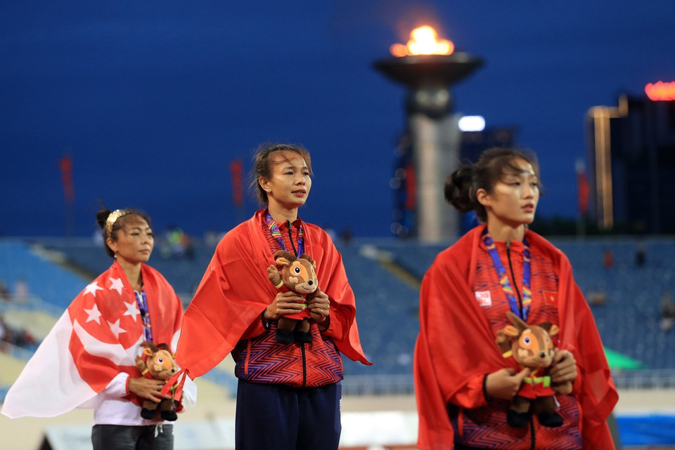 VĐV Phạm Thị Diễm (Việt Nam, giữa) đạt HCV nội dung nhảy cao với thành tích 1,78m , VĐV Sng Suat Li Michelle (Singapore, trái) đạt HCB và VĐV Phạm Quỳnh Giang (Việt Nam) giành HCĐ. (Ảnh: Huy Hùng/TTXVN)