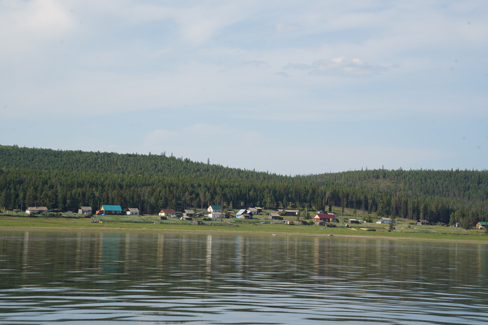 Ngôi làng nhỏ bên tả ngạn sông Lena. (Ảnh: Duy Trinh/TTXVN)