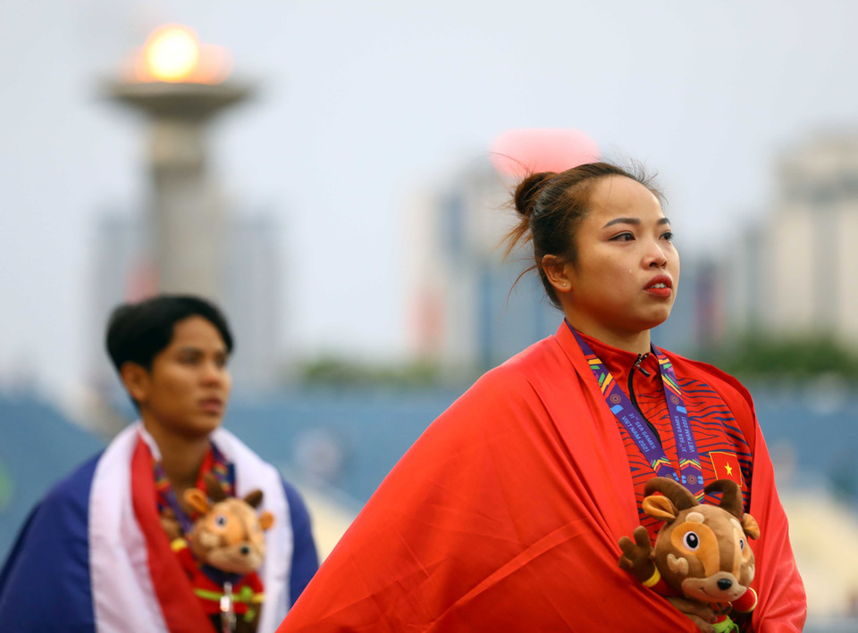 Những giọt nước mắt vui mừng của VĐV Lò Thị Hoàng khi nhận HCV nội dung ném lao với thành tích 56,37m (phá kỷ lục SEA Games lập từ năm 2007).(Ảnh: Huy Hùng/TTXVN)
