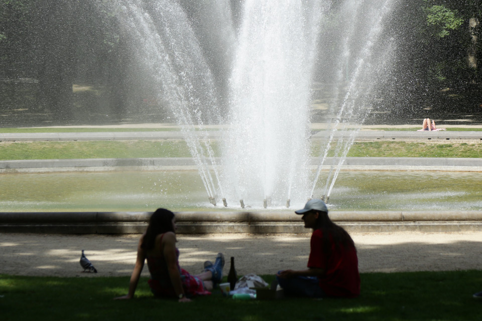 Người dân tránh nắng nóng tại công viên ở Brussels, Bỉ, ngày 17/6/2022. (Ảnh: THX/TTXVN)