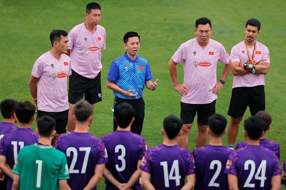 Huấn luyện viên Hoàng Anh Tuấn động viên, khích lệ tinh thần các học trò. (Ảnh: Minh Quyết/TTXVN)