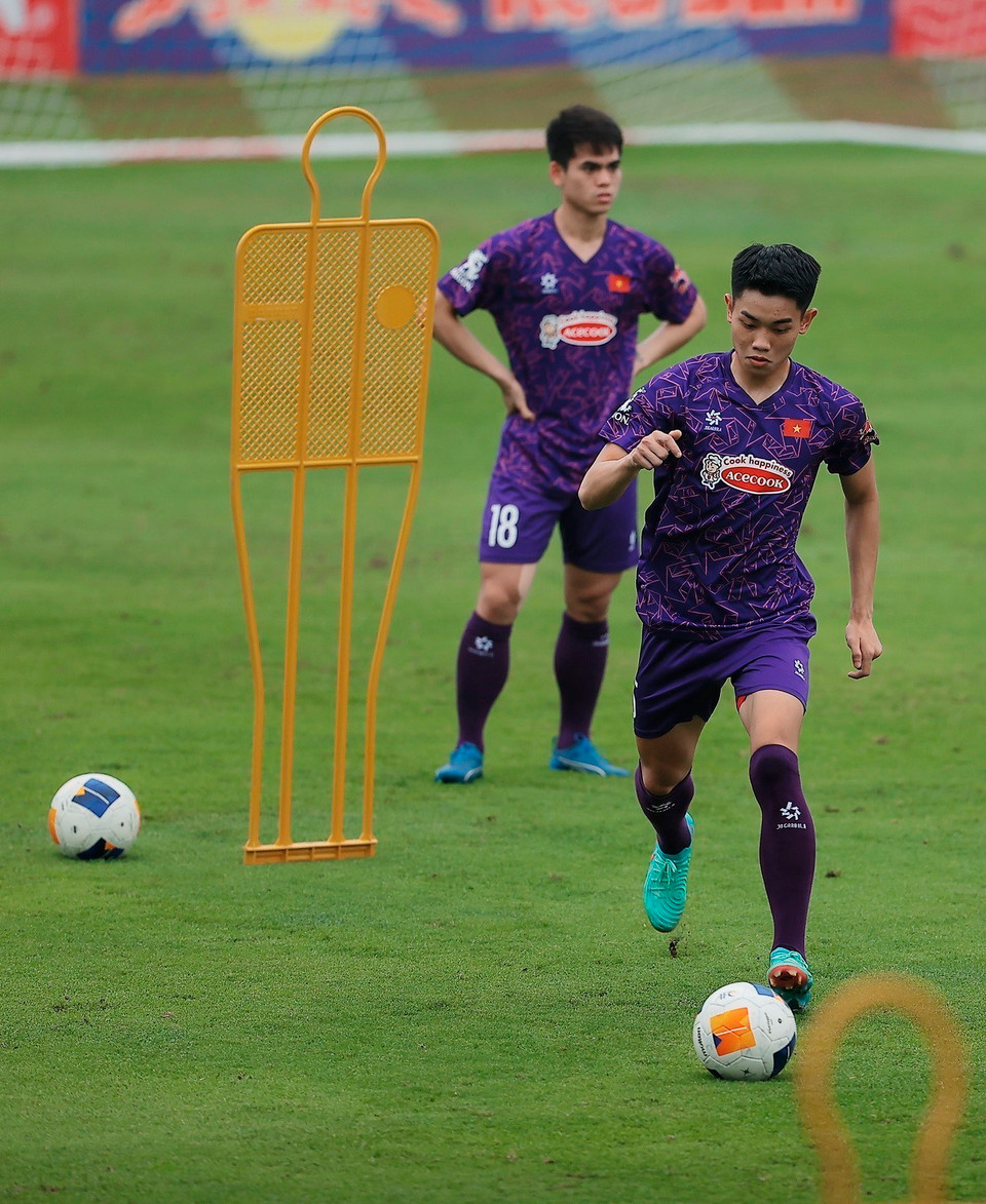 Cầu thủ Đình Bắc và đồng đội tích cực tập luyện. (Ảnh: Minh Quyết/TTXVN)