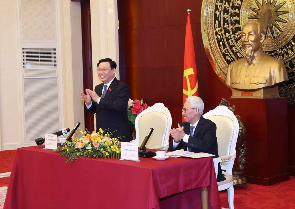 Chủ tịch Quốc hội Vương Đình Huệ tại buổi gặp gỡ cán bộ, nhân viên Đại sứ quán và cộng đồng người Việt Nam tại Trung Quốc. (Ảnh: Nhan Sáng/TTXVN)