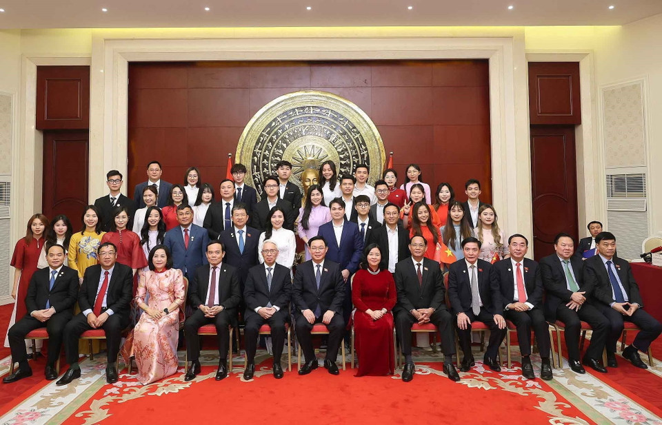 Chủ tịch Quốc hội Vương Đình Huệ cùng các thành viên chính thức trong Đoàn với sinh viên Việt Nam tại Trung Quốc. (Ảnh: Nhan Sáng/TTXVN)