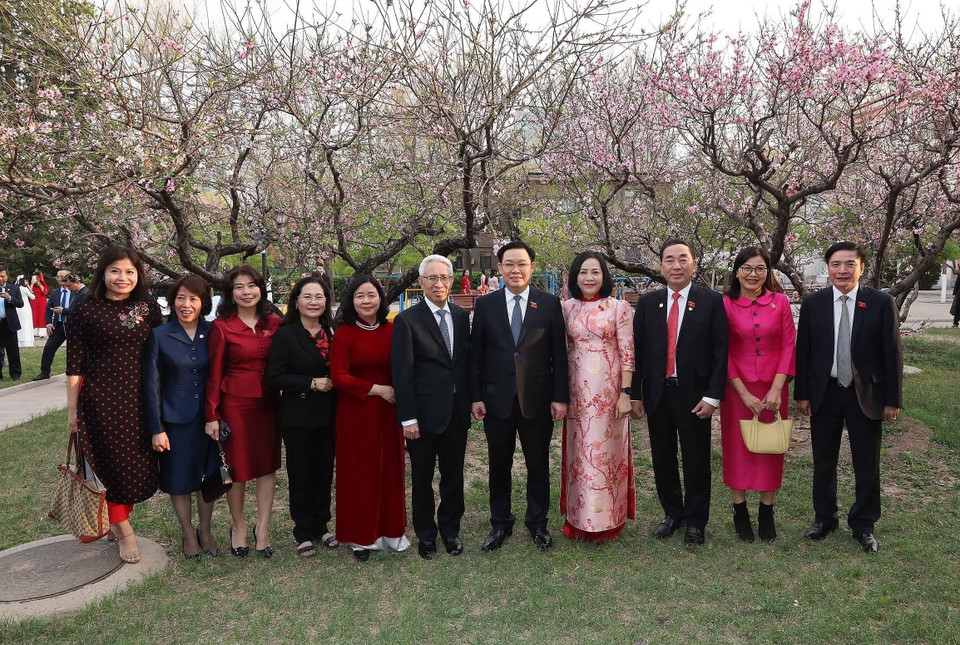 Chủ tịch Quốc hội Vương Đình Huệ với các đại biểu trong khuôn viên Đại sứ quán Việt Nam tại Trung Quốc. (Ảnh: Nhan Sáng/TTXVN)