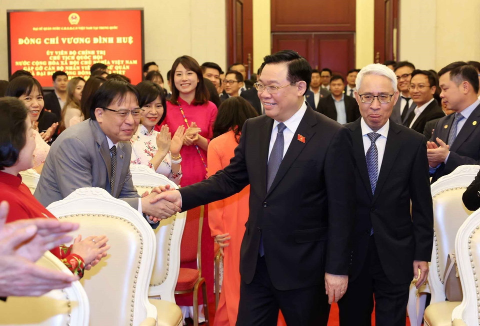 Chủ tịch Quốc hội Vương Đình Huệ với cán bộ, nhân viên Đại sứ quán và cộng đồng người Việt Nam tại Trung Quốc. (Ảnh: Nhan Sáng/TTXVN)