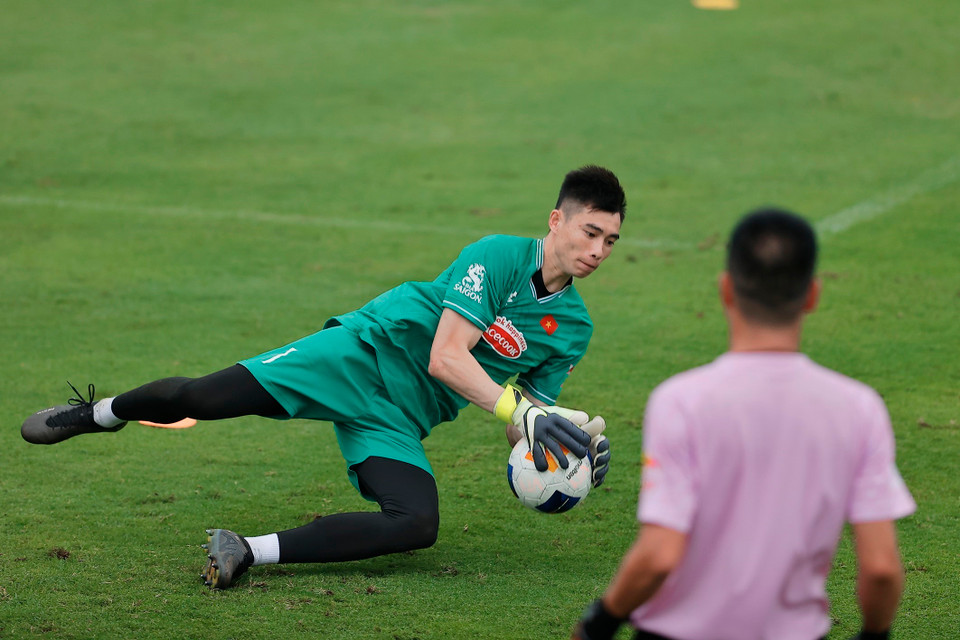 Thủ môn Quan Văn Chuẩn tích cực tập luyện. (Ảnh: Minh Quyết/TTXVN)