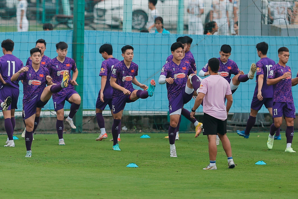Các cầu thủ U23 Việt Nam tích cực tập luyện chuẩn bị cho Vòng Chung kết U23 châu Á 2024 sắp tới. (Ảnh: Minh Quyết/TTXVN)
