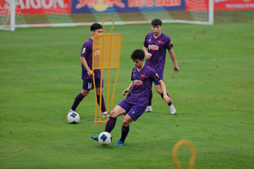 Khuất Văn Khang và đồng đội tích cực tập luyện. (Ảnh: Minh Quyết/TTXVN)