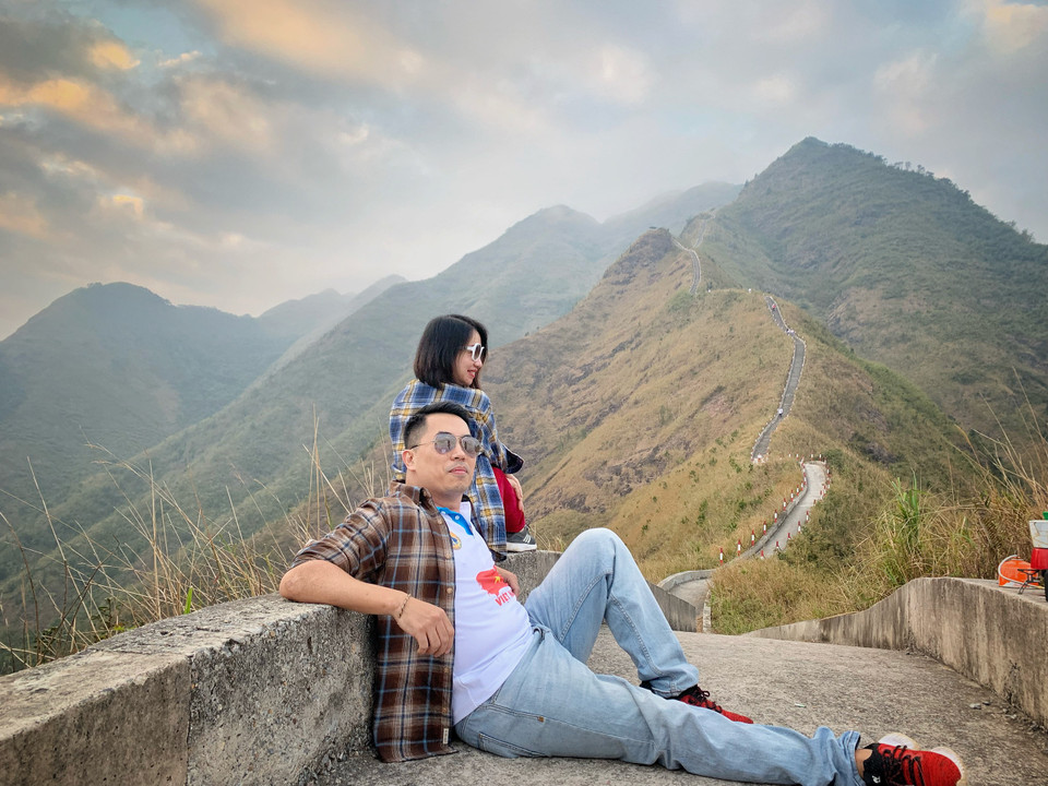 Đường Tuần tra biên giới Bình Liêu là một phần của dự án ‘con đường dài nhất Việt Nam,’ là dự án do Bộ Quốc phòng đang triển khai xây dựng từ Móng Cái (Quảng Ninh) đến Hà Tiên (Kiên Giang) với tổng chiều dài trên 10.000km. Cung đường này đi trên núi non trùng điệp với độ cao trên 700m so với mực nước biển. (Ảnh: Mai Mai/Vietnam+)