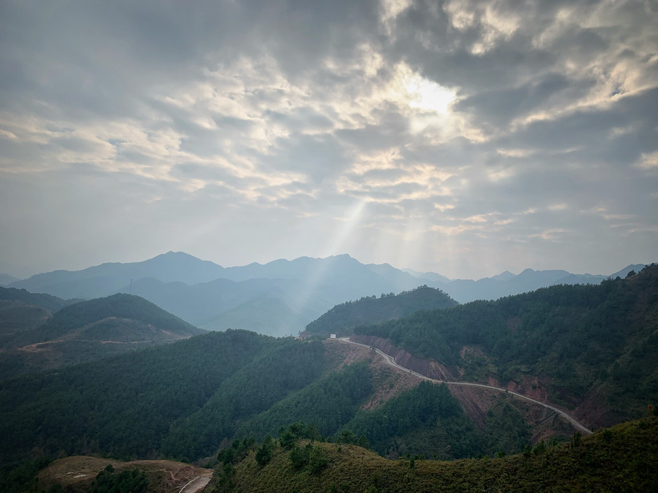 Hệ thống núi này là một phần của dãy Thập Vạn Đại Sơn trải dài trên 70km từ Trung Quốc đến nơi phân định biên giới Trung-Việt ngày nay. (Ảnh: Mai Mai/Vietnam+)