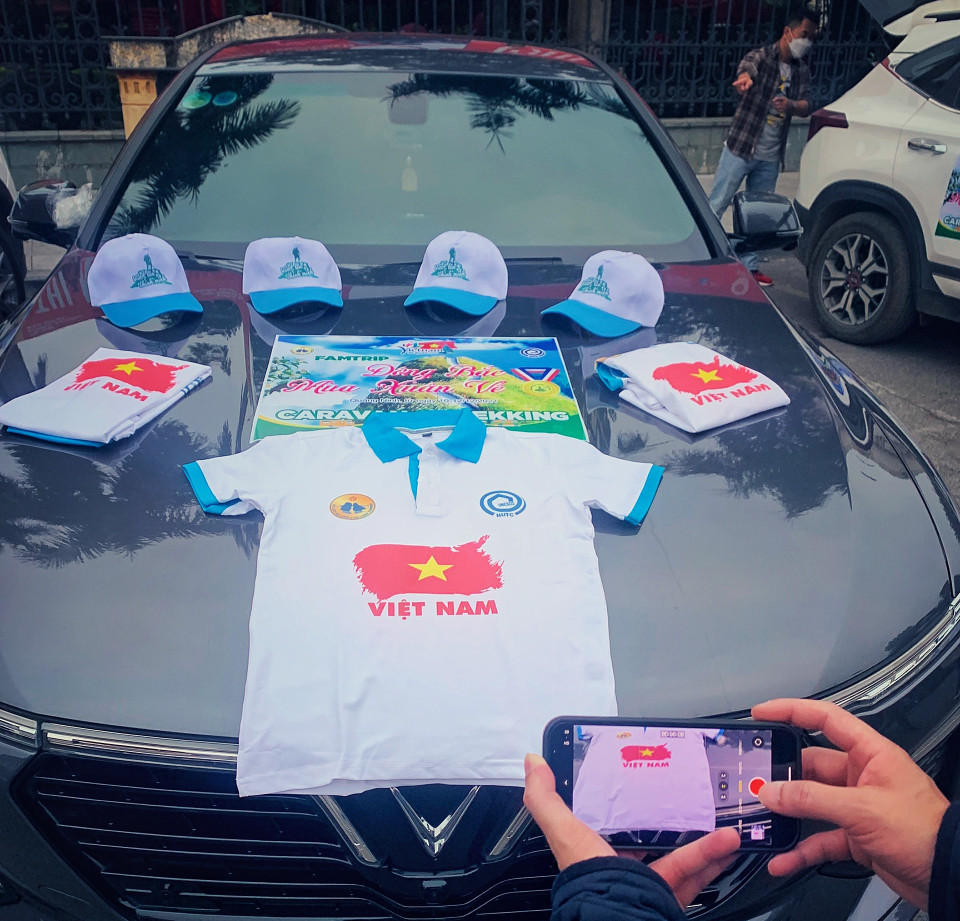 Đoàn tập trung tại Nhà hát Lớn kiểm tra xe, điểm danh, dán số xe, phát trang phục, bộ đàm… (Ảnh: Mai Mai/Vietnam+)