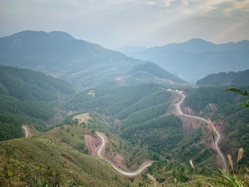 Tự lái xe giúp du khách được làm chủ hành trình, có thể dừng lại săn ảnh, nghỉ ngơi hay cắm trại ở những điểm đến yêu thích, tham gia lễ hội hay tìm hiểu về đời sống văn hóa của con người, vùng đất mình đi qua, tạo ra những ấn tượng, kỷ niệm khó phai. (Ảnh: Mai Mai/Vietnam+)