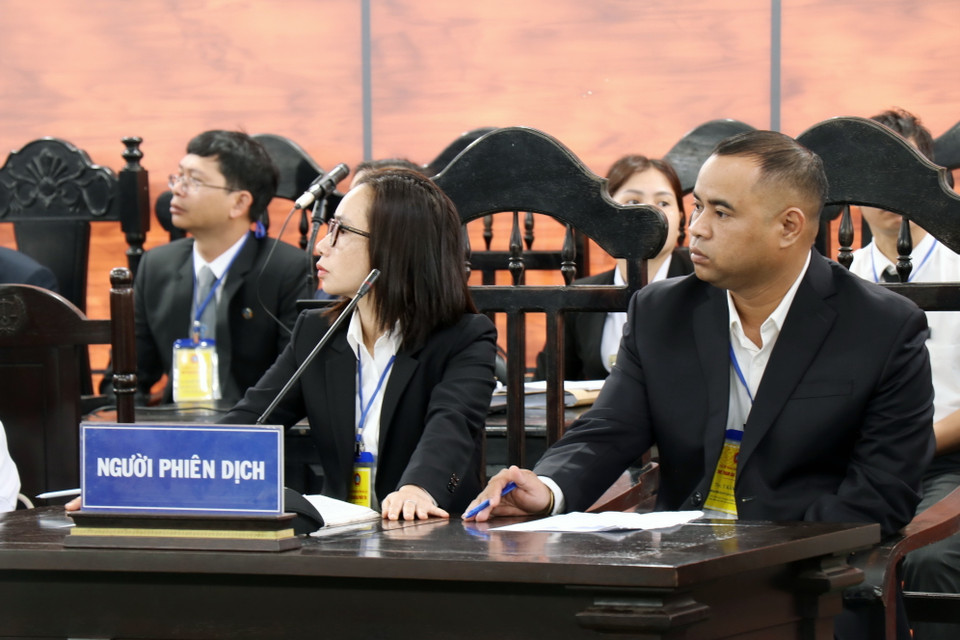Người phiên dịch tại phiên tòa. (Ảnh: Nguyễn Dũng/TTXVN)
