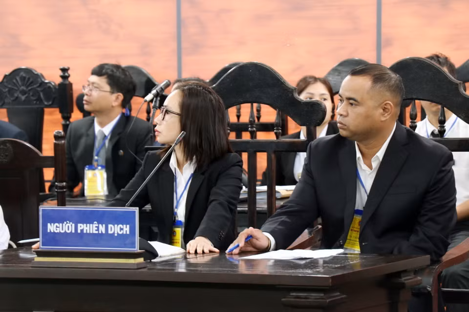 Người phiên dịch tại phiên tòa. (Ảnh: Nguyễn Dũng/TTXVN)
