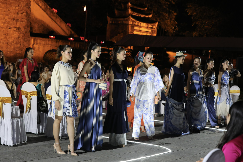 Toàn cảnh bộ sưu tập 'Colombia dệt hòa bình.' (Ảnh: Mai Mai/Vietnam+)