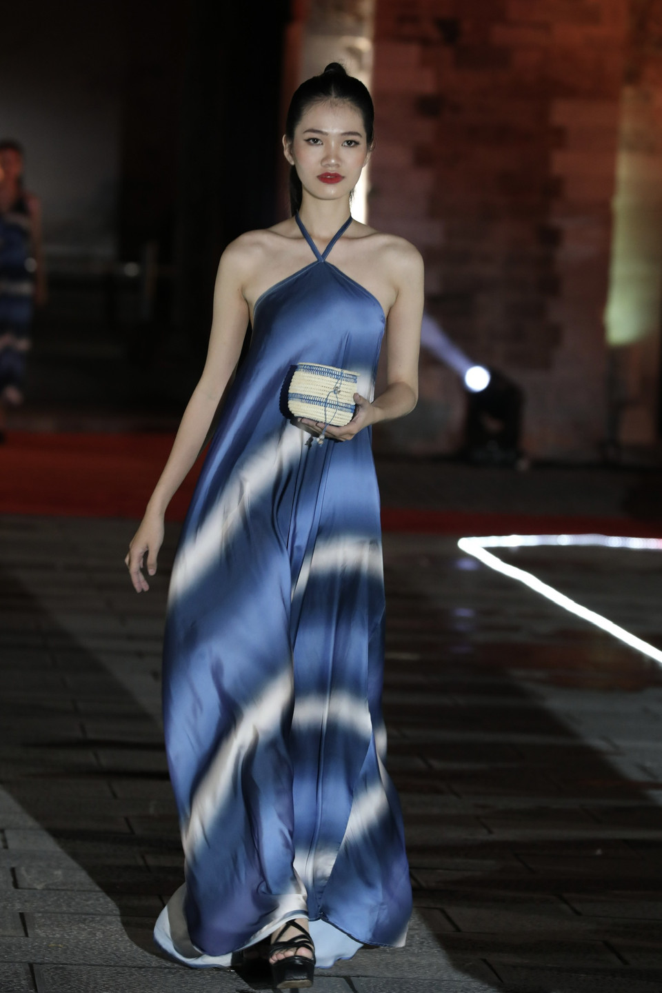 Việt Nam là điểm dừng chân thứ hai của hai thương hiệu thời trang này, sau chuyến thăm trụ sở của Liên Hợp Quốc tại New York. (Ảnh: Mai Mai/Vietnam+)