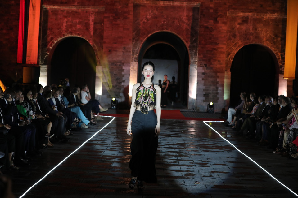 Đại sứ quán Colombia tại Việt Nam phối hợp cùng Bộ Văn hóa Thể thao và Du lịch Việt Nam vừa đồng tổ chức chương trình biểu diễn thời trang ‘Colombia dệt hòa bình’ tại Hoàng thành Thăng Long. (Ảnh: Mai Mai/Vietnam+)