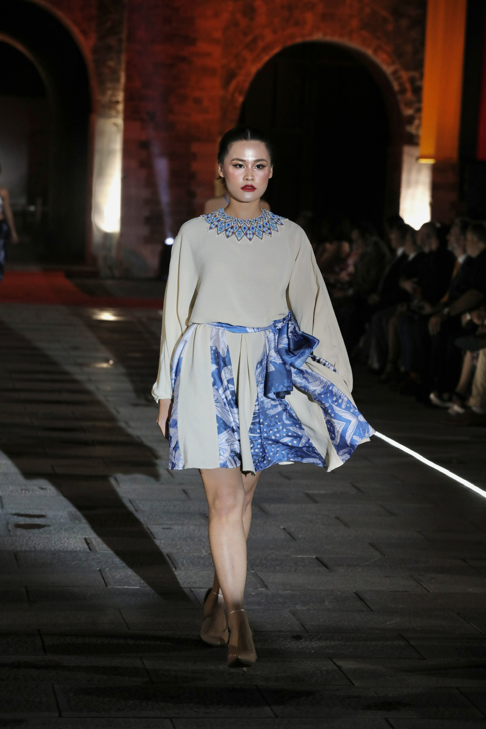 Hai thương hiệu thời trang này có hơn 6 năm kinh nghiệm làm việc với các nạn nhân của cuộc xung đột vũ trang và cựu quân du kích sau khi Thỏa thuận Hòa bình giữa chính phủ Colombia và nhóm lực lượng vũ trang FARC-EP (một tổ chức cách mạng cộng sản và du kích vũ trang ở Colombia) được ký kết vào năm 2016. (Ảnh: Mai Mai/Vietnam+)