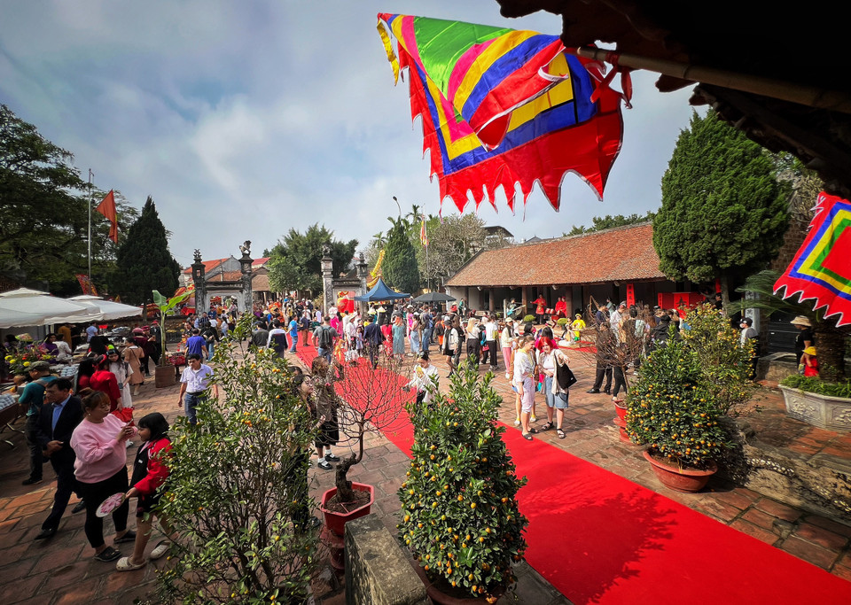 Trong hai ngày cuối tuần (20-21/1), Ủy ban nhân dân thị xã Sơn Tây đã phối hợp với Trung tâm Xúc tiến đầu tư thương mại, du lịch thành phố Hà Nội tổ chức chương trình xúc tiến quảng bá du lịch với chủ đề “Tết làng Việt” chào xuân Giáp Thìn 2024, tại Làng cổ Đường Lâm với nhiều hoạt động hấp dẫn. (Ảnh: Mai Mai/Vietnam+)