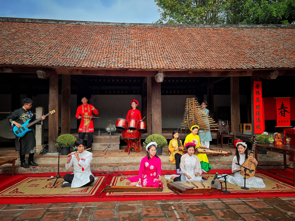 “Tết làng Việt” không chỉ góp phần giới thiệu văn hóa Việt tới bạn bè quốc tế, mà còn là cách để giữ gìn truyền thống cho các thế hệ mai sau. Và đây là tiết mục biểu diễn nghệ thuật dân tộc tại sân đình Mông Phụ. (Ảnh: Mai Mai/Vietnam+)