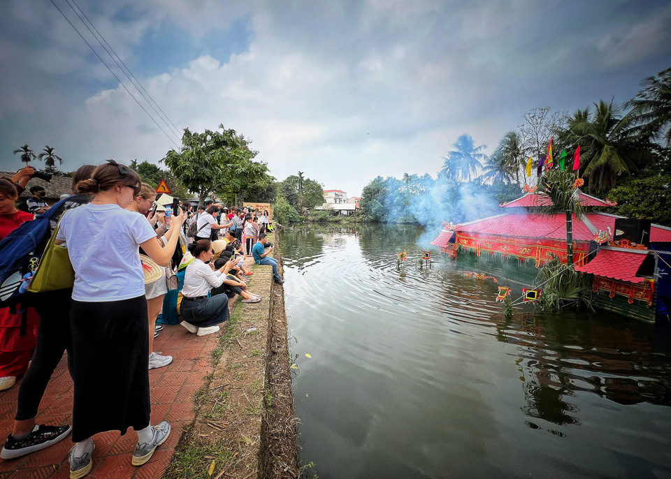 Du khách quốc tế và Việt Nam thưởng thức múa rối nước. (Ảnh: Mai Mai/Vietnam+)