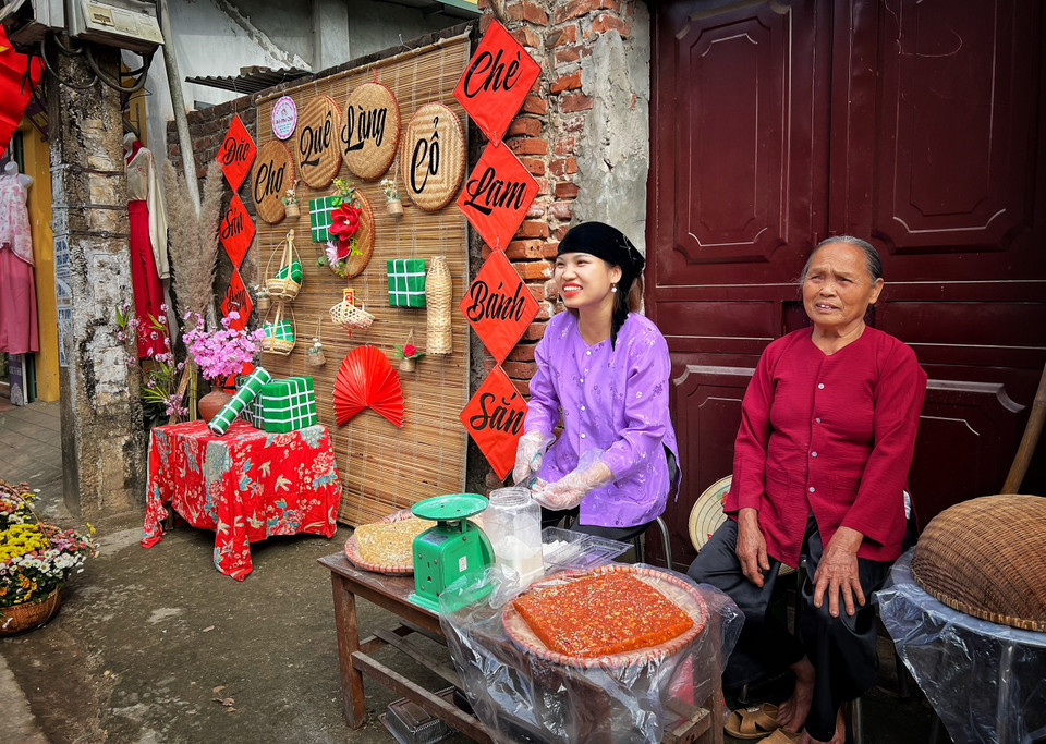 Món ngon được bày bán khắp nơi trong chợ quê làng cổ. (Ảnh: Mai Mai/Vietnam+)﻿