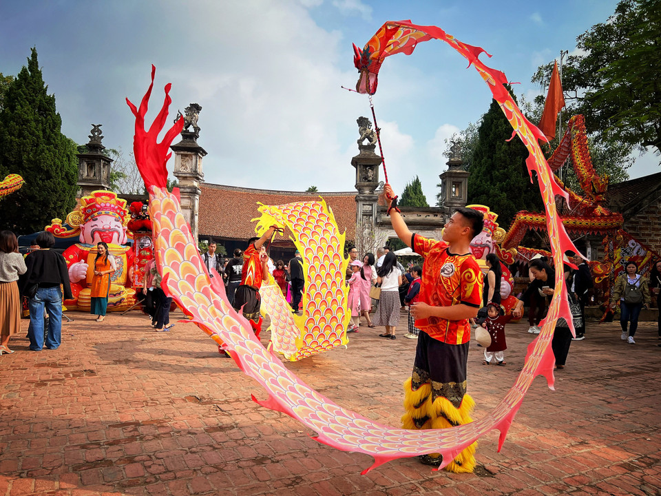 Các tiết mục biểu diễn nghệ thuật truyền thống đã tạo không khí hấp dẫn, thu hút đông đảo du khách đến thưởng lãm. (Ảnh: Mai Mai/Vietnam+)