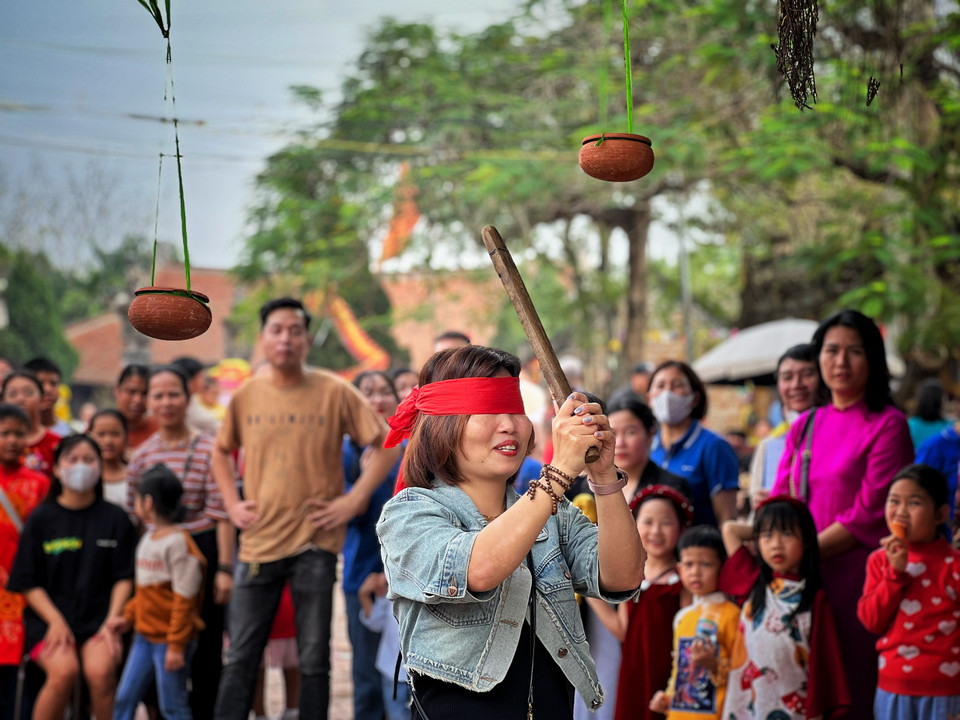 Du khách đến với lễ hội sẽ được trải nghiệm các trò chơi dân gian truyền thống như chọi gà, bắt chạch trong chum, bịt mắt đập niêu… (Ảnh: Mai Mai/Vietnam+)