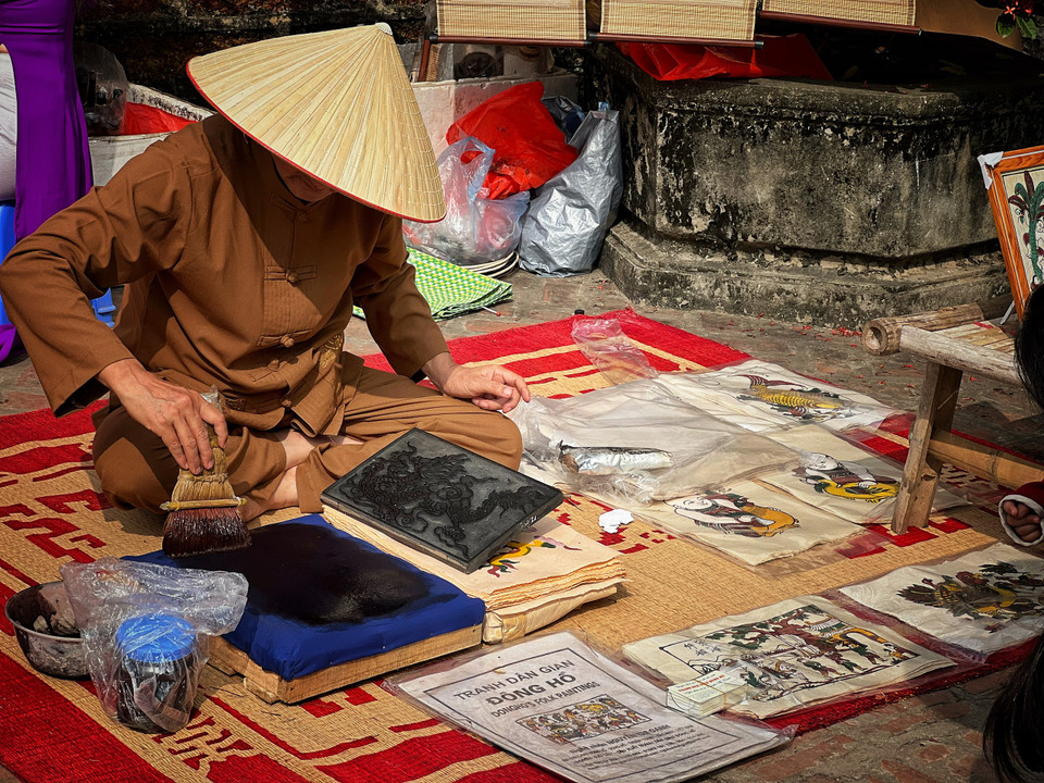 Nghệ nhân của làng nghề tranh dân gian Đông Hồ đến từ Bắc Ninh. (Ảnh: Mai Mai/Vietnam+)