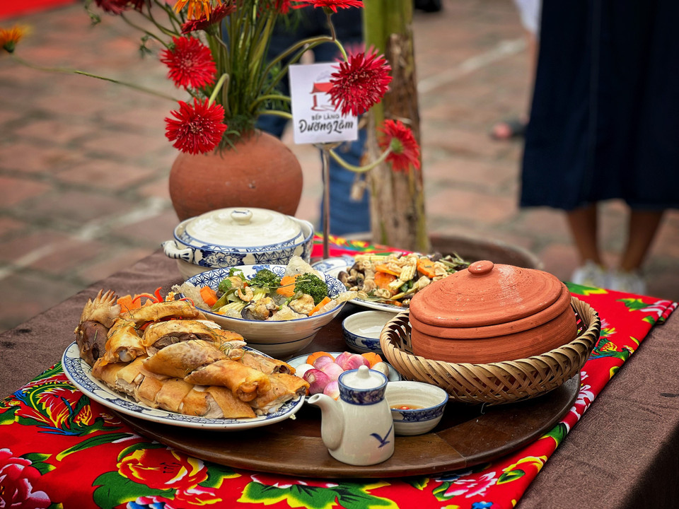 Mâm cỗ Tết của người làng Đường Lâm không thể thiếu gà mía, cá kho, canh bóng... (Ảnh: Mai Mai/Vietnam+)